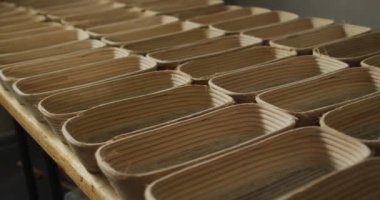 Fırında kullanılmak üzere hazırlanan kalıplı satırların animasyonu. Pastanede çalışmak, bağımsız küçük işletme.