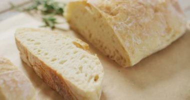 Ahşap atölyede biberiye ve Brad 'in pişirme kağıdı videosu. yemek ve yemek malzemeleri konsepti.