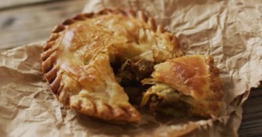 Yukarıdan görülen turta videosu ahşap arka planda. tatlı, yemek ve yemek malzemeleri konsepti.