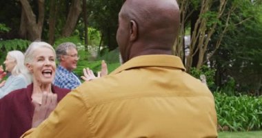 Bahçede Amerikan futbolu oynayan mutlu kadın ve erkek son sınıf arkadaşlarının animasyonu. Emeklilik yaşam tarzı, arkadaşlarla kaliteli zaman geçirme.