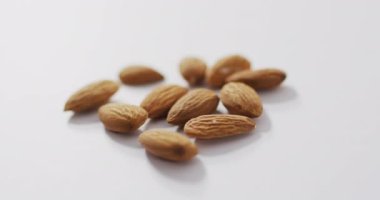 Beyaz arka planda badem videosu. Taze vejetaryen yemeği, bitki temelli diyet, sağlıklı beslenme konsepti.
