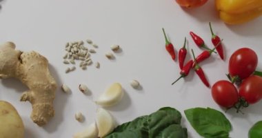 Beyaz arka planda taze meyve ve sebzelerin videosu. Taze vejetaryen yemeği, bitki temelli diyet, sağlıklı beslenme konsepti.