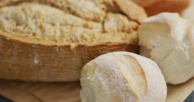 Ahşap atölyede tahta keserken çekilmiş ekmek videosu. yemek ve yemek malzemeleri konsepti.