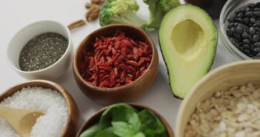 Taze elma ve bitki bazlı malzemelerin yakın çekim videosu. Taze vejetaryen yemeği, sağlıklı beslenme konsepti dijital olarak üretilen video..