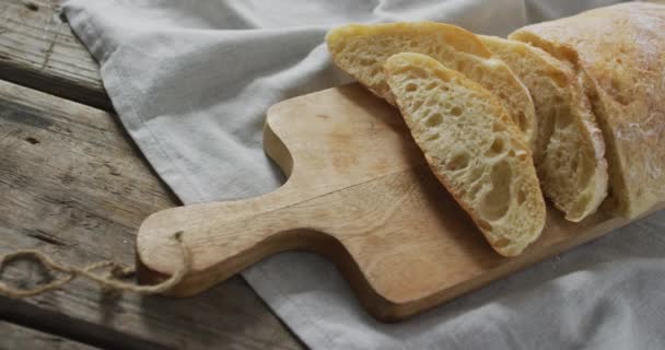 Video Chleba Sekání Dřevěné Desky Dřevěné Pracovní Desce Jídlo Vaření — Stock video