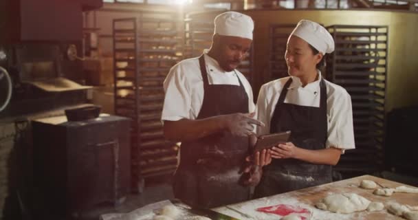 Animación Panaderos Femeninos Masculinos Felices Diversos Usando Tableta Trabajo Panadería — Vídeos de Stock