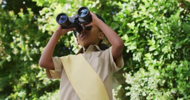 Animation Eines Afrikanisch Amerikanischen Mädchens Pfadfinderkostüm Mit Ferngläsern Garten Scouting — Stockvideo