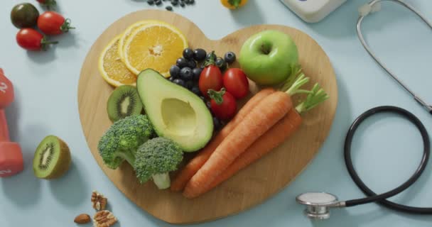 Wideo Świeżymi Owocami Warzywami Drewnianej Desce Kształcie Serca Stetoskopie Świeże — Wideo stockowe