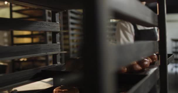 チャラと木製のへらを保持するアジアの女性パン屋の中央部のアニメーション 独立系小企業のパン屋で働き — ストック動画