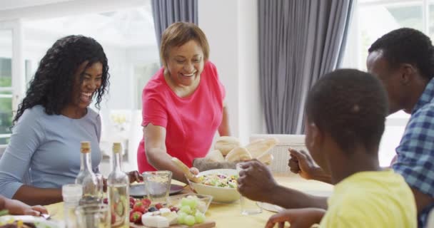 幸せなアフリカ系アメリカ人の家族が自宅で一緒に昼食を食べています 家族みんなで家で質の高い時間を過ごし — ストック動画