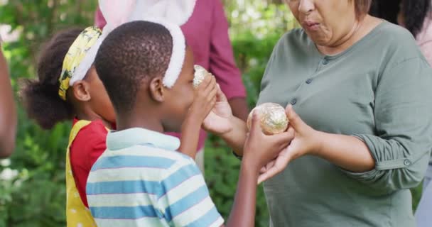 Animation Happy African American Family Searching Easter Eggs Garden Family — Vídeos de Stock