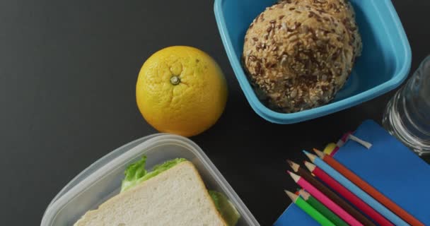 Wideo Zdrowym Zapakowanym Obiadem Owoców Warzyw Kolorowymi Ołówkami Torbie Szkolnej — Wideo stockowe