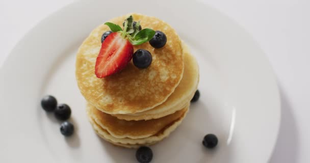 Video Von Pfannkuchen Auf Dem Teller Von Oben Gesehen Auf — Stockvideo