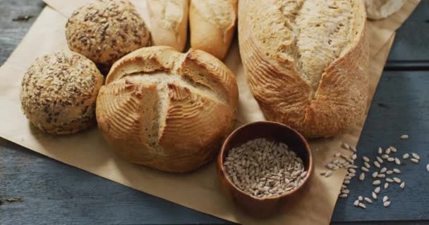 Video Van Broodjes Brood Bakpapier Houten Werkblad Voedsel Kookingrediënten Concept — Stockvideo
