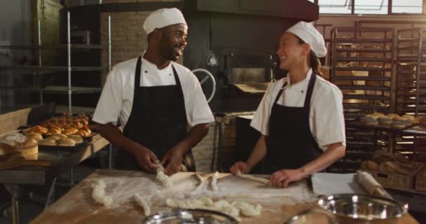 Animación Felices Diversos Panaderos Femeninos Masculinos Preparando Panecillos Panadería Trabajo — Vídeos de Stock