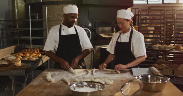 パン屋さんでロールパンを作る 幸せな多様な女性と男性のパン職人のアニメーション 独立系小企業のパン屋で働き — ストック動画