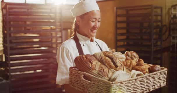 Çeşitli Ekmeklerle Dolu Sepeti Tutan Asyalı Kadın Fırıncının Animasyonu Pastanede — Stok video