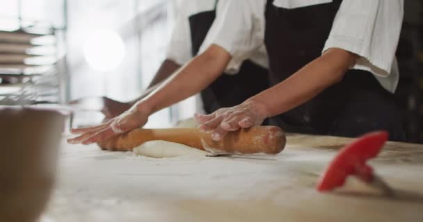 Animacja Rąk Azjatyckiej Piekarki Toczącej Zakwas Chleb Praca Piekarni Niezależna — Wideo stockowe