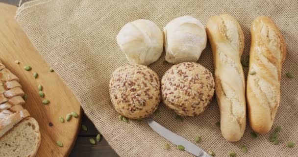 Ahşap Atölyede Tahta Keserken Çekilmiş Ekmek Videosu Yemek Yemek Malzemeleri — Stok video