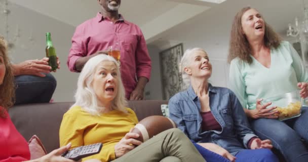 Animation Von Fröhlichen Senioren Freunden Die Beim Zuschauen Eines Amerikanischen — Stockvideo