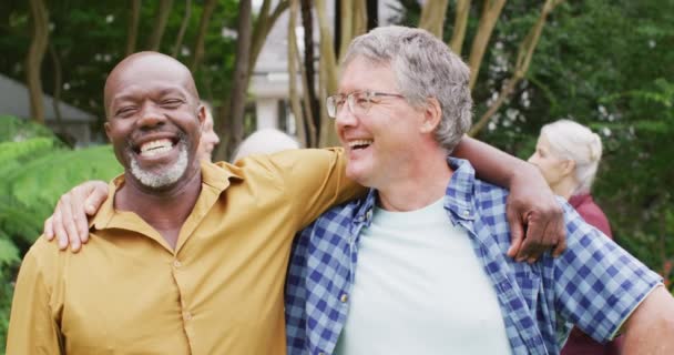 Animace Šťastně Rozličných Mužských Seniorů Kteří Objímají Zahradě Důchodový Životní — Stock video