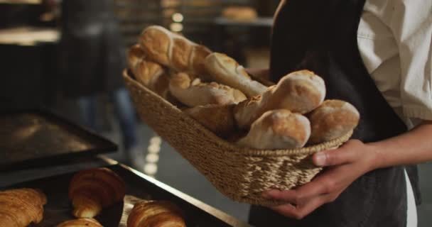 Animatie Van Vrolijke Aziatische Vrouwelijke Bakker Mand Met Stokbrood Werken — Stockvideo