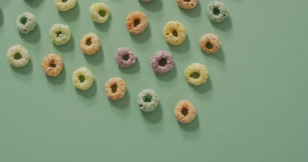 蓝色背景的谷物色彩斑斓的早餐视频 早餐食品和烹调配料概念 — 图库视频影像