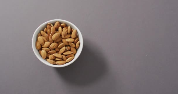 Vidéo Amandes Fraîches Dans Bol Sur Fond Gris Nourriture Végétalienne — Video