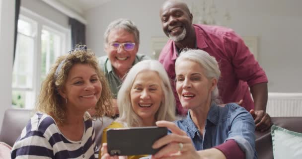 Animazione Felici Diversi Amici Anziani Femminili Maschili Che Scattano Selfie — Video Stock