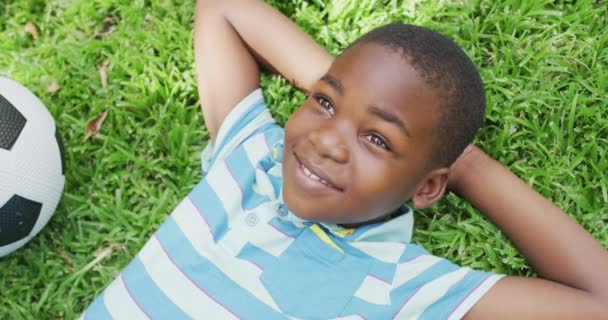 Mutlu Afro Amerikan Çocuğun Çimenlikte Yatışı Animasyonu Çocukluk Boş Zaman — Stok video