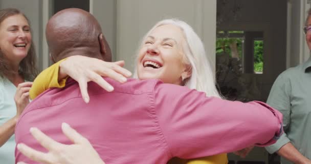 快乐的高加索老年女性的动画 拥抱非洲裔美国男性朋友 退休生活 与朋友共度美好时光 — 图库视频影像