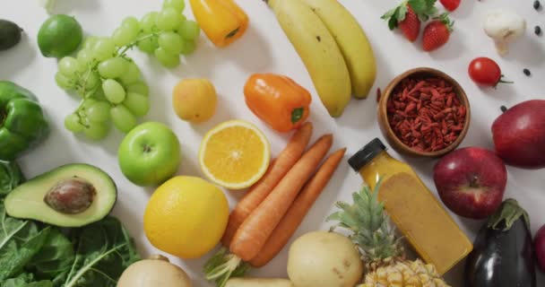 Video Färska Frukter Och Grönsaker Vit Bakgrund Färsk Vegansk Mat — Stockvideo