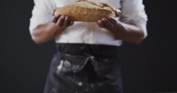 厨师在黑色背景下拿着面包的视频 食物及烹调配料概念 — 图库视频影像