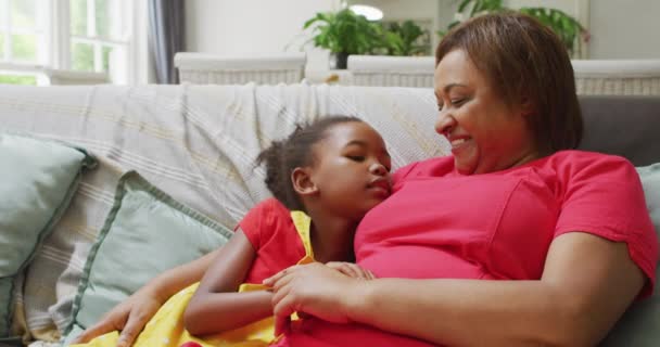Afro Amerikan Büyükanneniz Torununuz Kanepede Sarılıp Konuşuyor Aile Birliktelik Evde — Stok video