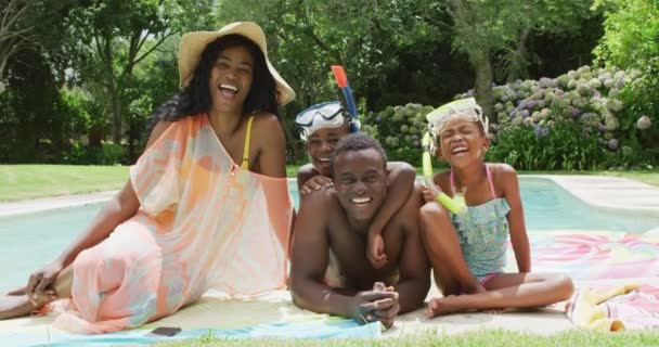 Kumsal Ekipmanlarıyla Bilardoda Poz Veren Mutlu Afro Amerikan Ailesi Aile — Stok video