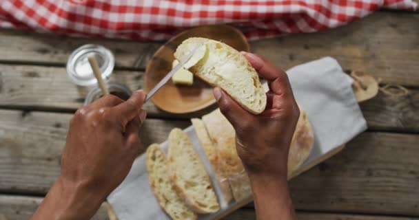 Video Van Sneetje Brood Handen Houten Werkblad Zien Van Boven — Stockvideo