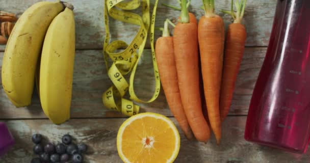 Video Frutas Frescas Cinta Métrica Botella Agua Pesas Sobre Tablas — Vídeos de Stock