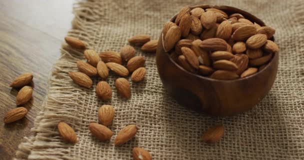 Video Almond Dalam Mangkuk Dengan Latar Belakang Kayu Makanan Vegan — Stok Video