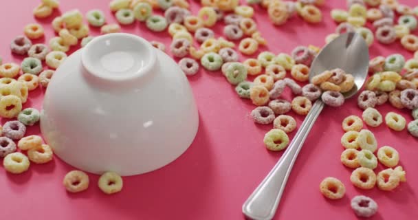 彩色早餐谷物与碗和勺子粉红背景的视频 早餐食品和烹调配料概念 — 图库视频影像