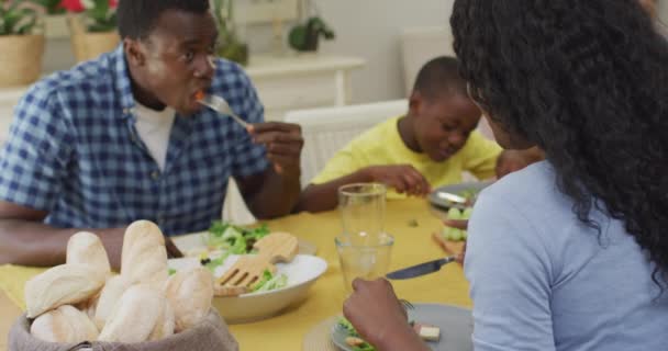 Happy African American Mother Eating Lunch Family Home Family Togetherness — Vídeo de Stock