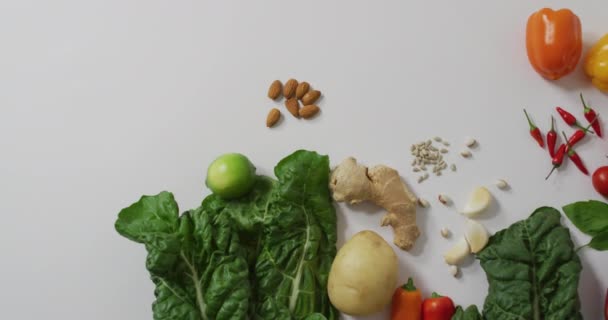 Video Färska Frukter Och Grönsaker Vit Bakgrund Färsk Vegansk Mat — Stockvideo