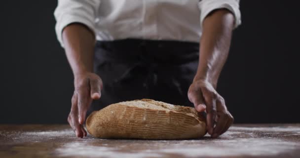 Vídeo Cozinheiro Segurando Pão Fundo Preto Conceito Alimentos Ingredientes Cozinha — Vídeo de Stock