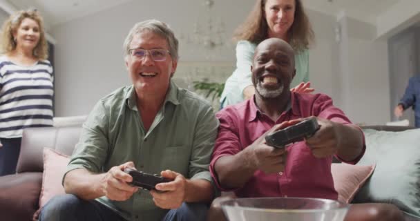 Анімація Щасливих Різноманітних Чоловіків Старших Друзів Які Грають Відеоігри Пенсійний — стокове відео