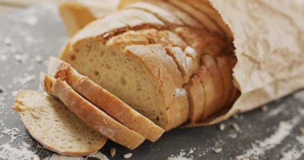 Video Van Brood Papieren Zak Bakpapier Houten Werkblad Voedsel Kookingrediënten — Stockvideo