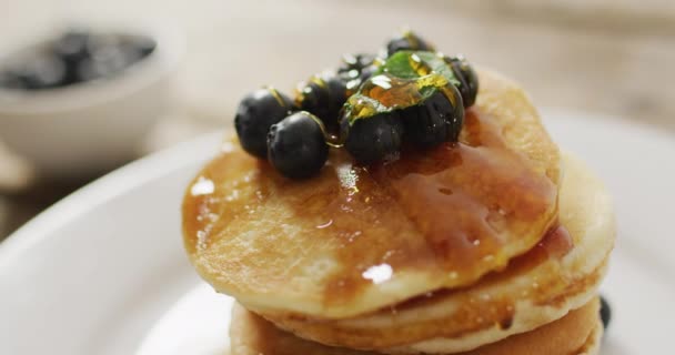 Video Van Pannenkoeken Plaat Gezien Van Boven Houten Achtergrond Dessert — Stockvideo