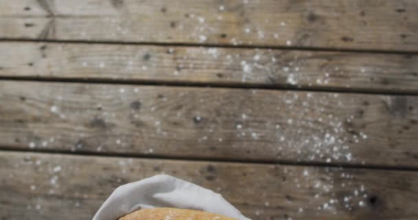 Video Van Brood Handen Houten Werkblad Zien Van Boven Voedsel — Stockvideo