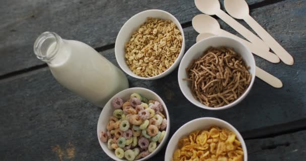 Video Cereales Cuencos Cerámica Encimera Cocina Madera Desayuno Comida Ingredientes — Vídeos de Stock