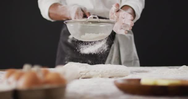 厨师在桌子上扔面粉的视频 背景为黑色 食物及烹调配料概念 — 图库视频影像