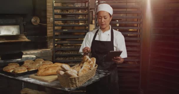 Animacja Kobiety Pracującej Pomocą Tabletów Iliczenia Chlebów Praca Piekarni Niezależna — Wideo stockowe
