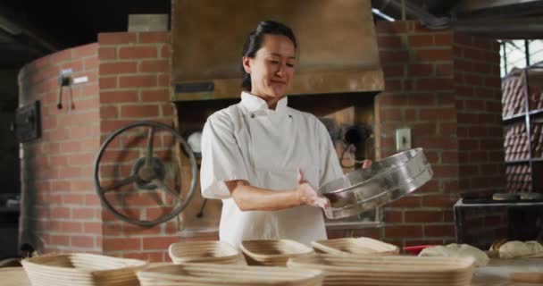 Animacja Szczęśliwej Azjatyckiej Piekarki Przesiewającej Mąkę Pokładzie Praca Piekarni Niezależna — Wideo stockowe